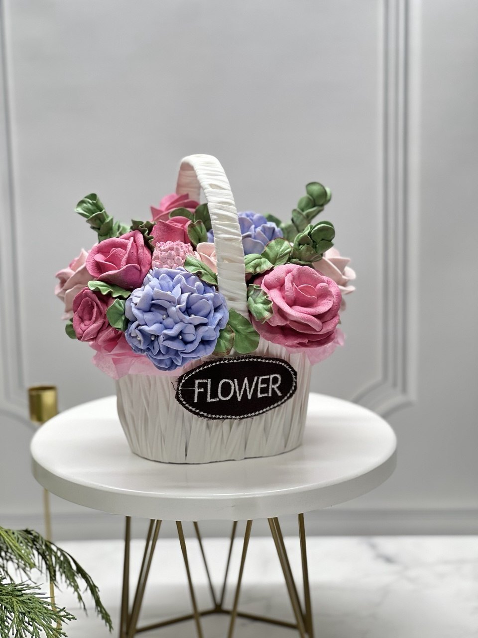 Flower. Маленькая корзинка с розами, гортензией и зеленью.